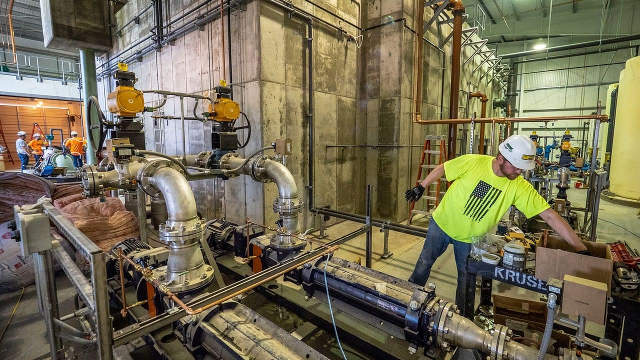 Equipo técnico trabajando en una instalación industrial