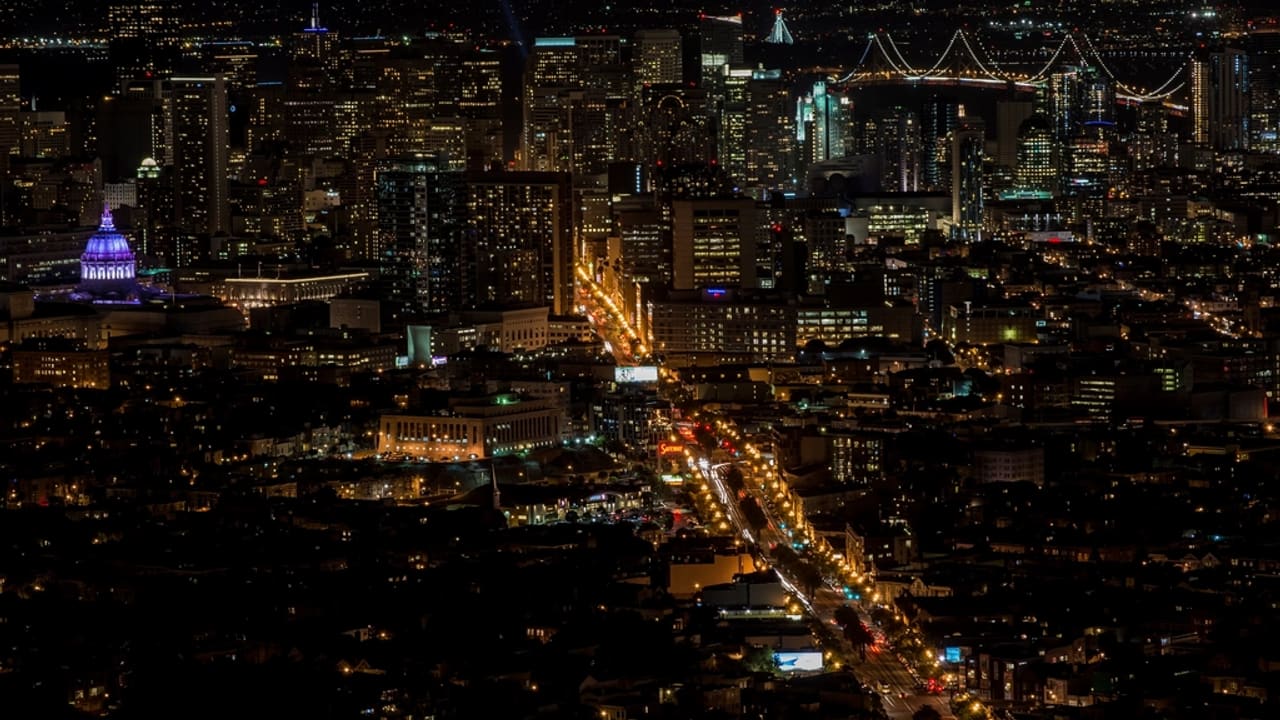 Vista aérea nocturna de una ciudad iluminada