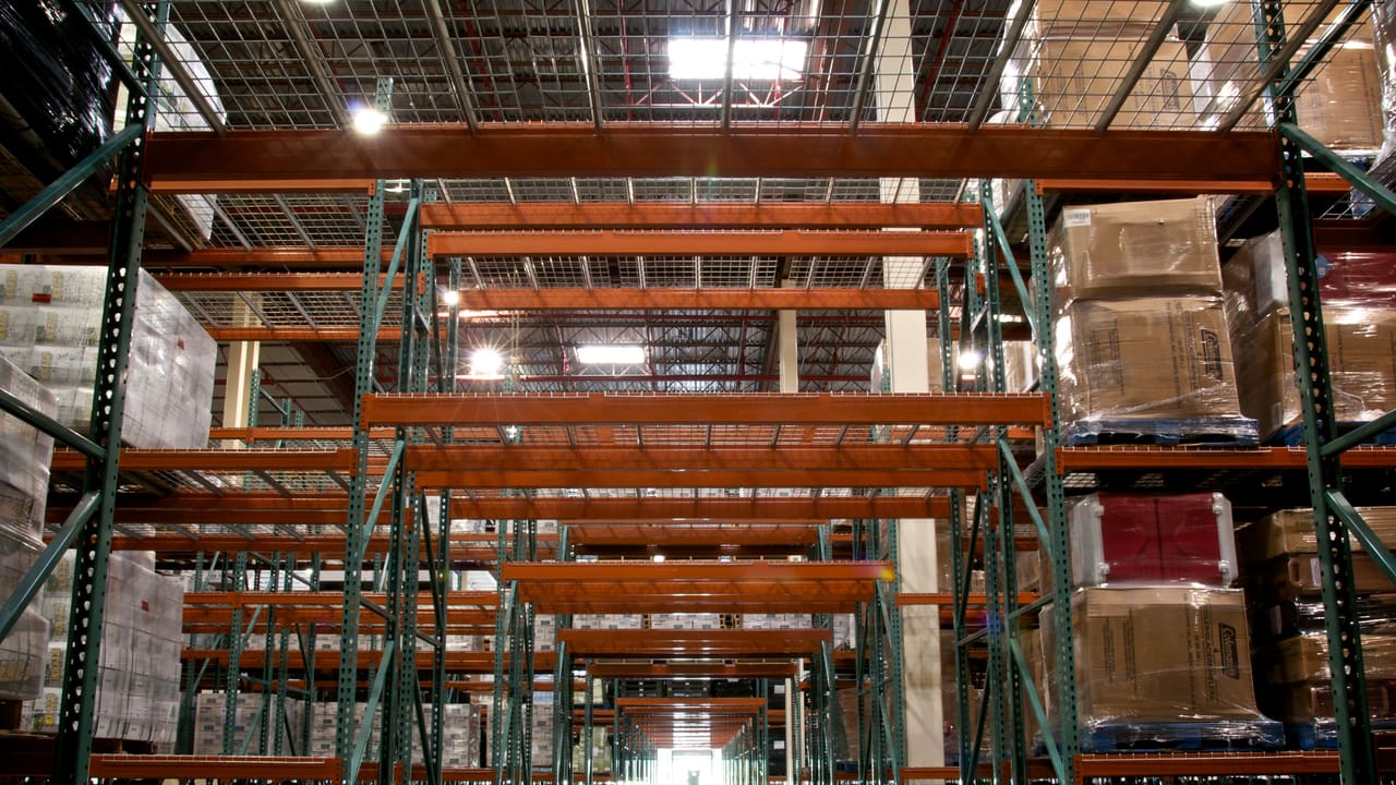 Centro logístico de distribución con carretilla y palés de producto