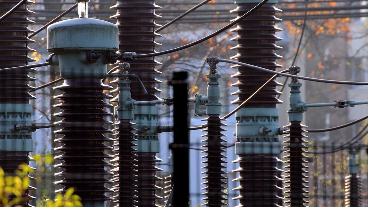 Aisladores de alta tensión en una subestación eléctrica