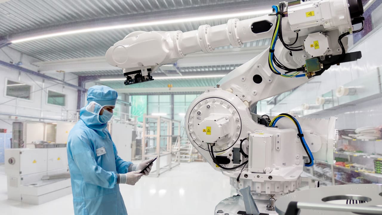 Sistema robotizado de producción supervisado por un operario