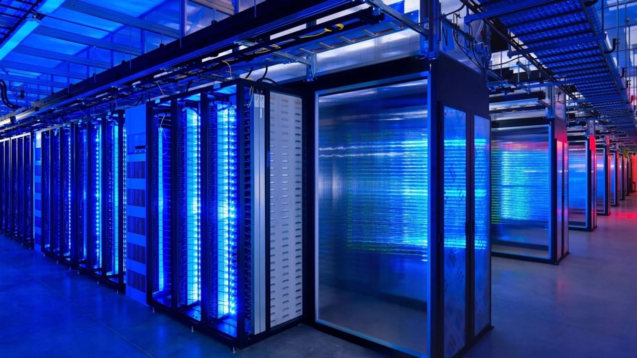 Sala de servidores de un centro de datos con racks alineados