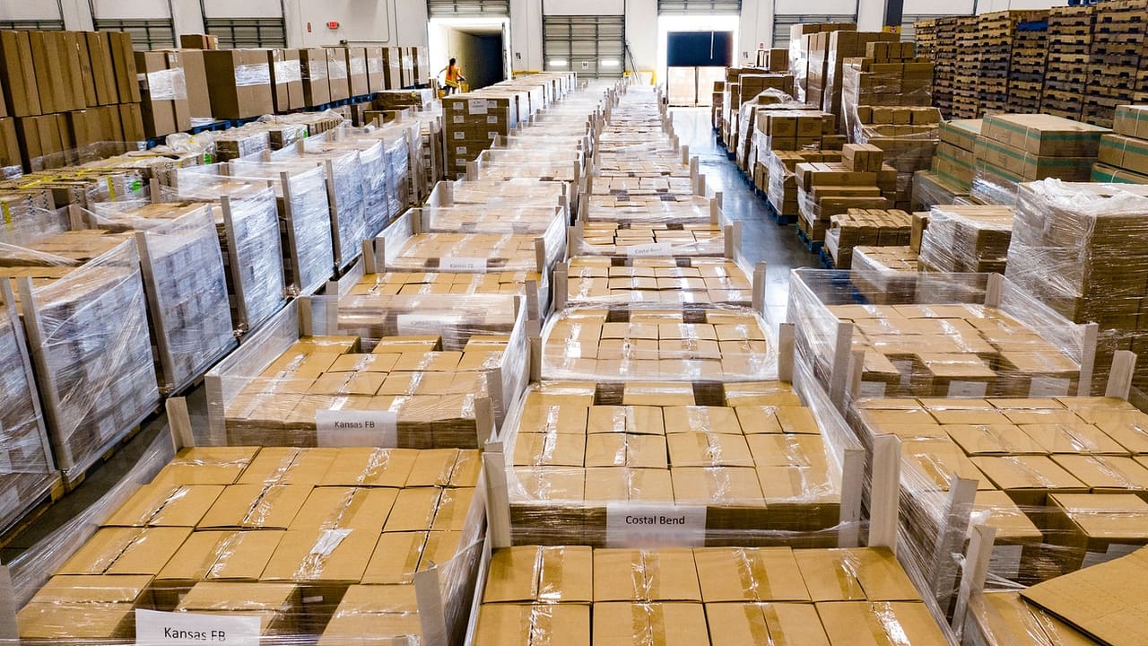 Almacén de comercio electrónico con cajas preparadas para envío