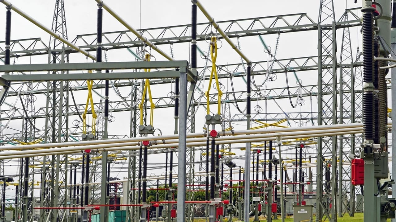 Subestación eléctrica de alta tensión con transformadores