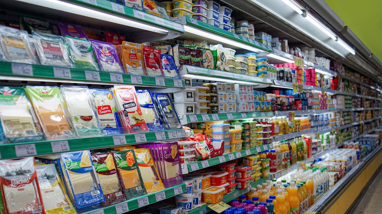 Pasillo de supermercado con lineales de producto
