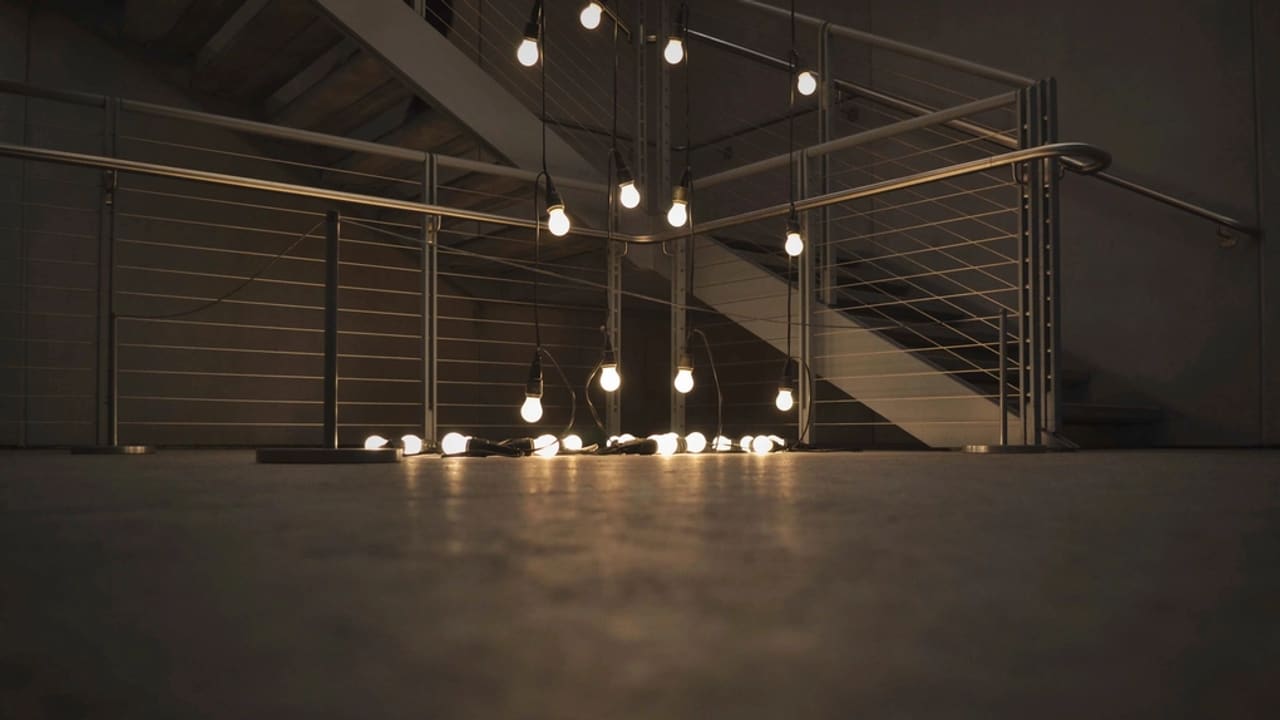Interior de nave industrial con instalación de iluminación