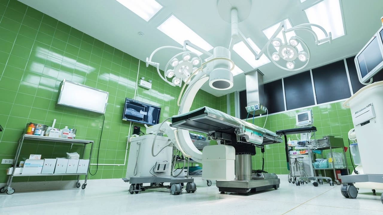 Equipamiento médico y monitor de constantes vitales en entorno hospitalario