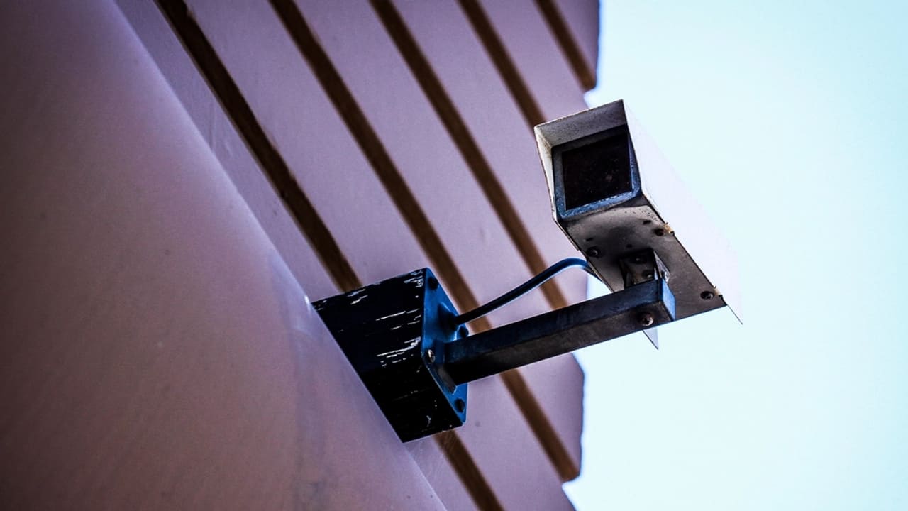 Cámara de videovigilancia instalada en la fachada de un edificio