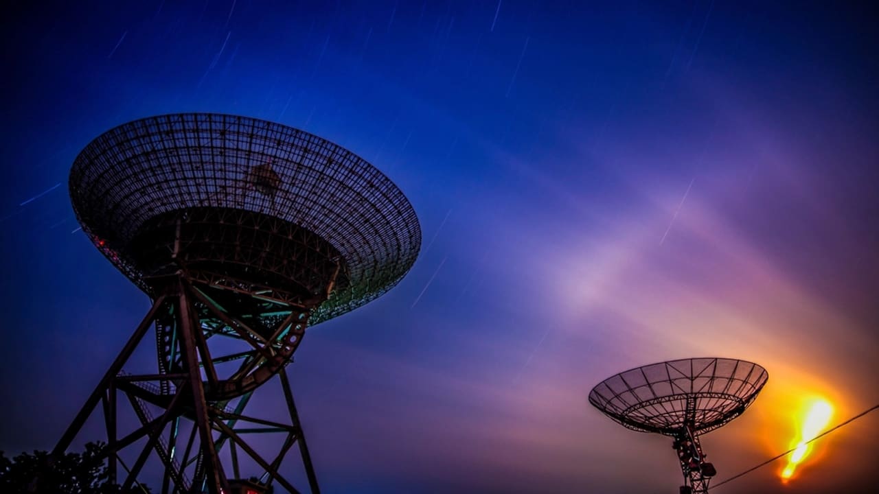 Torre de telecomunicaciones con antenas contra el cielo