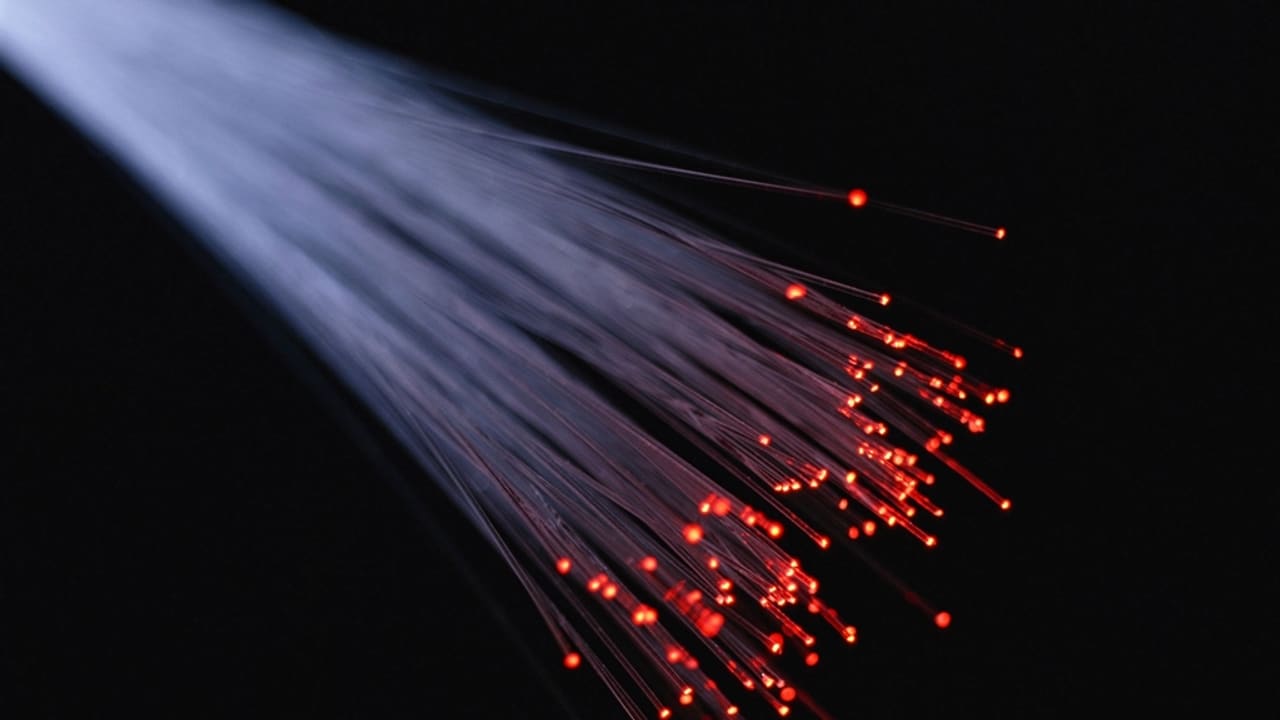 Fibra óptica iluminada transportando datos