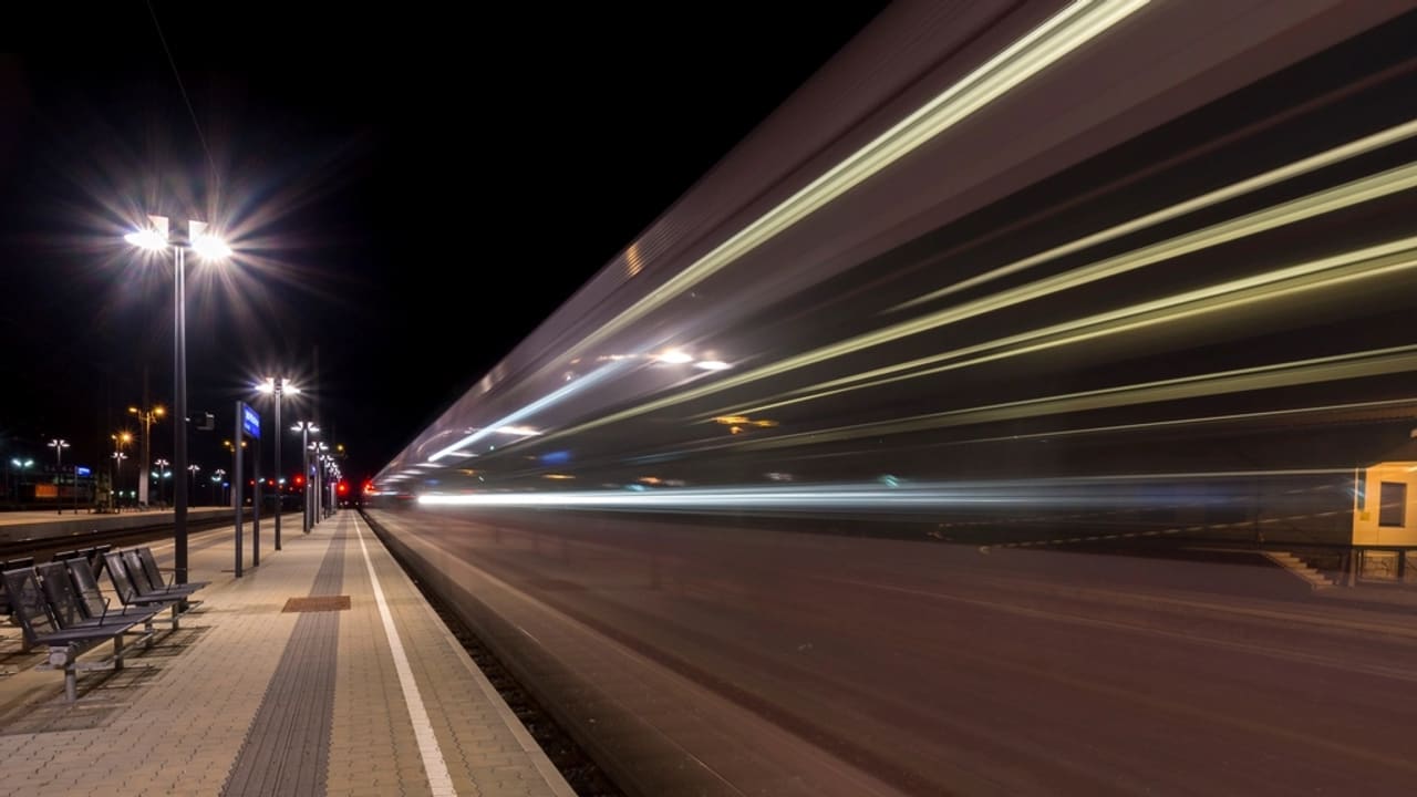 Tren en movimiento en una estación ferroviaria
