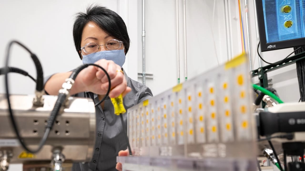 Técnica de laboratorio operando equipamiento de análisis