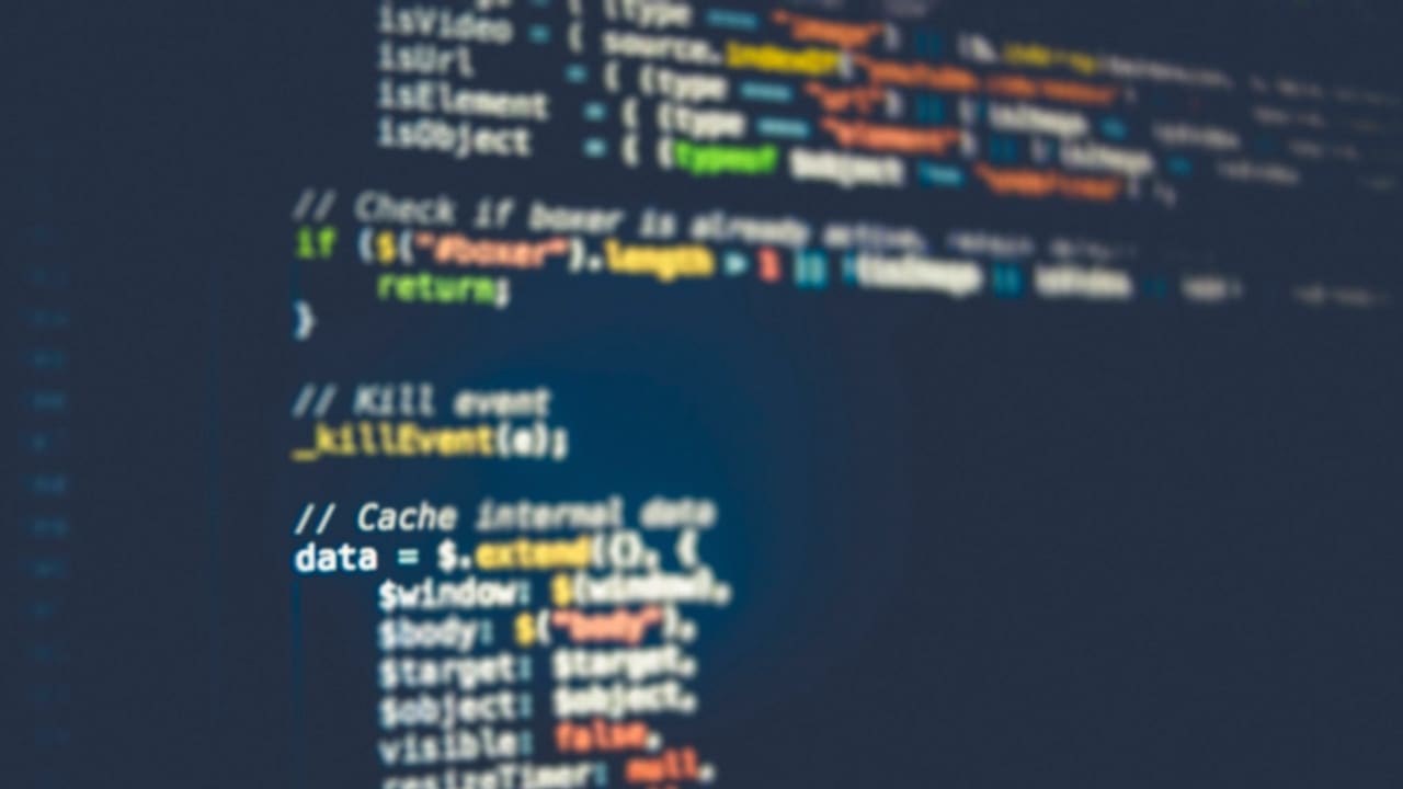 Código de software en la pantalla de un equipo de desarrollo